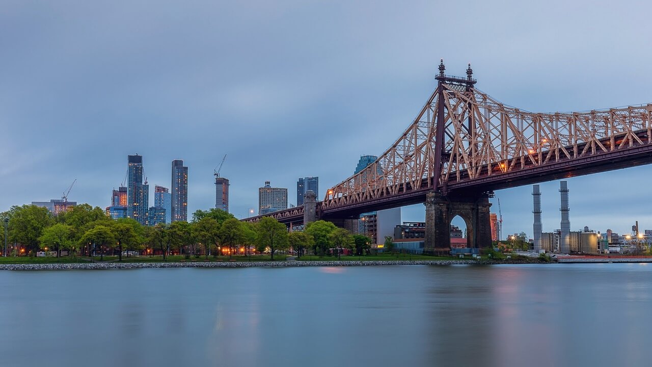 Lukas Schlagenhauf - Skyline under construction at Roosevelt Island