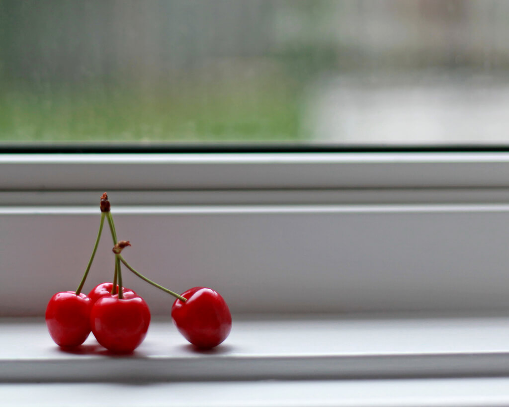 ^ Missi ^ - cherries in the window