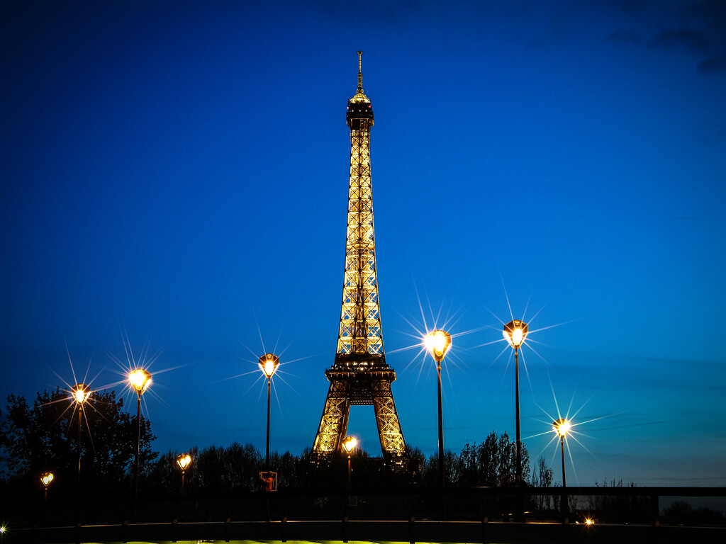 ✓ Елена Пејчинова - eiffel tower blue hour