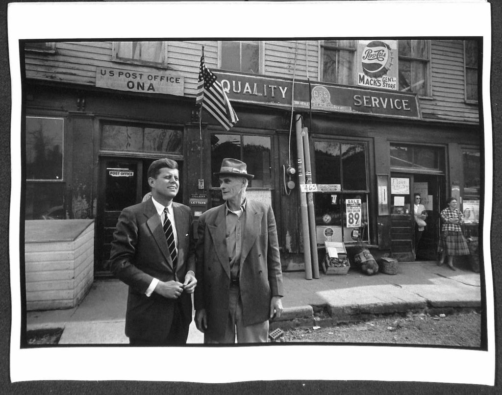 John F. Kennedy campaigns in the hamlet of Ona, West Virginia, April 1960. Kennedy’s win in the state’s May 10 primary was a critical moment in his campaign to secure the Democratic Party’s nomination. © The Estate of Jacques Lowe.